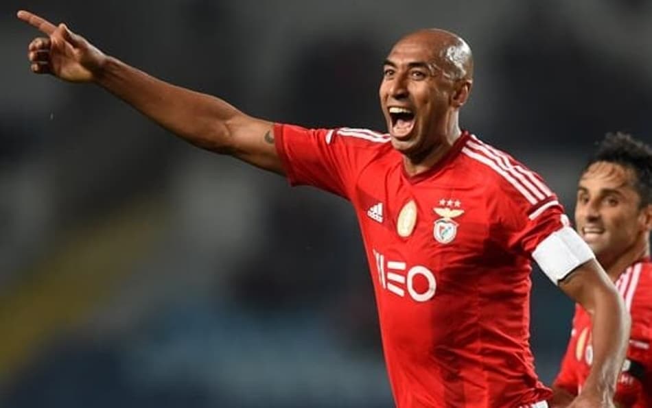 O zagueiro Luisão defende as cores do Benfica desde a temporada 2003-2004 (Foto: AFP / FRANCISCO LEONG)