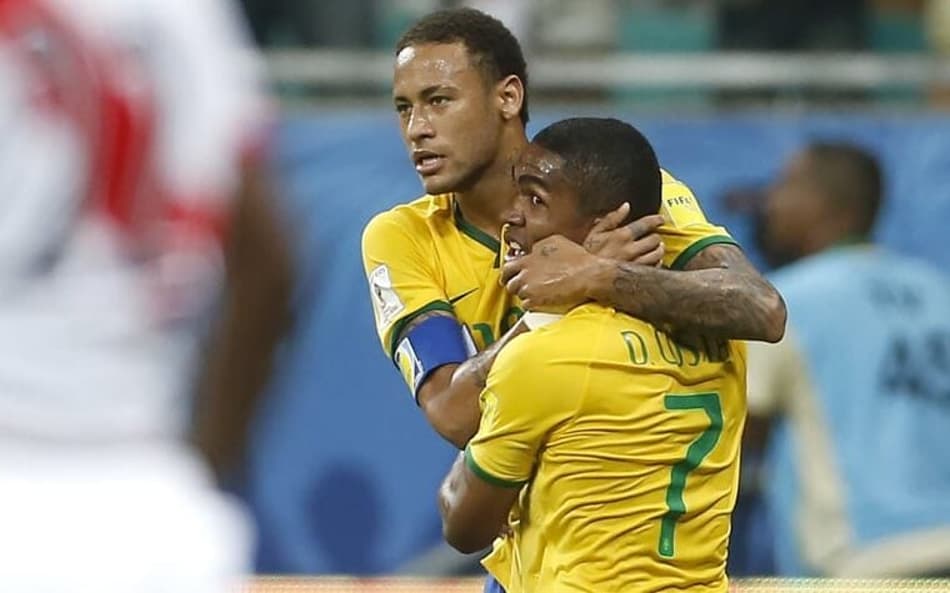 HOME - Brasil x Peru - Eliminatórias para Copa-2018 - Neymar e Douglas Costa (Foto: André Mourão/MoWA Press)