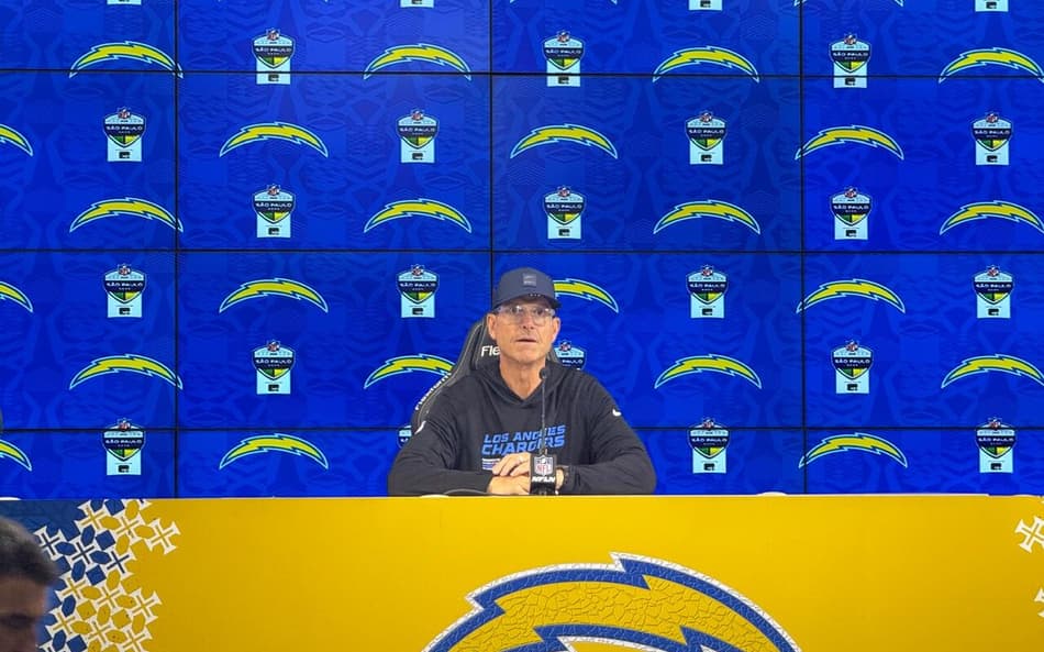 Jim Harbaugh durante entrevista coletiva após o jogo