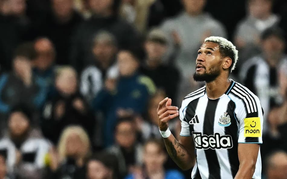 Joelinton em ação pelo Newcastle (Foto: Paul ELLIS / AFP)