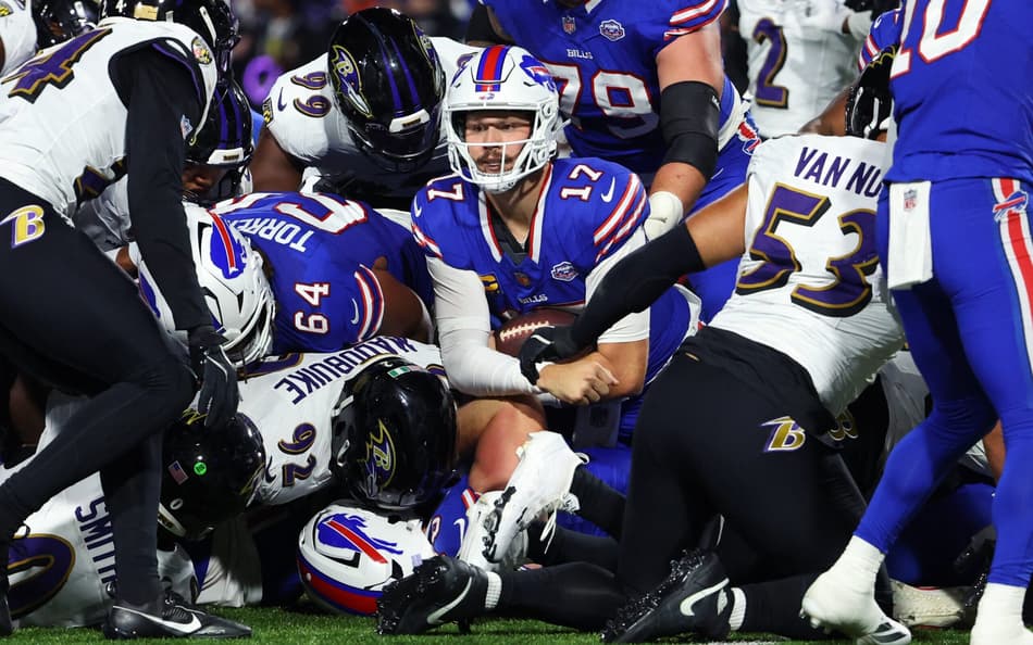 Josh Allen, do Buffalo Bills, em ação contra o Baltimore Ravens na NFL (Foto: Timothy T Ludwig/Getty Images/AFP)