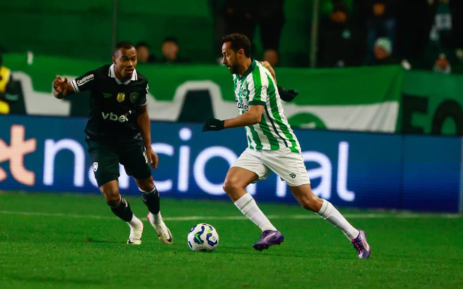 Nenê, do Juventude, em ação no jogo contra o Botafogo