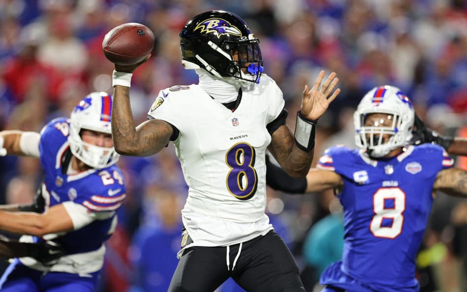 Lamar Jackson, do Baltimore Ravens, em ação contra o Buffalo Bills na NFL (Foto: Bryan Bennett/Getty Images/AFP)
