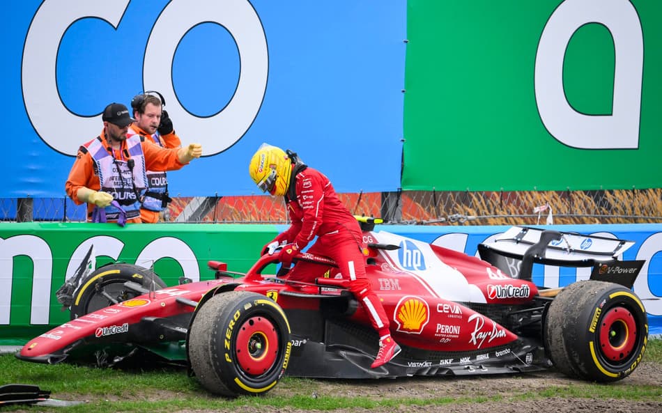 Lewis Hamilton, da Ferrari, abandonou a corrida do GP da Holanda pela F1 2025 (Foto: JOHN THYS / AFP)