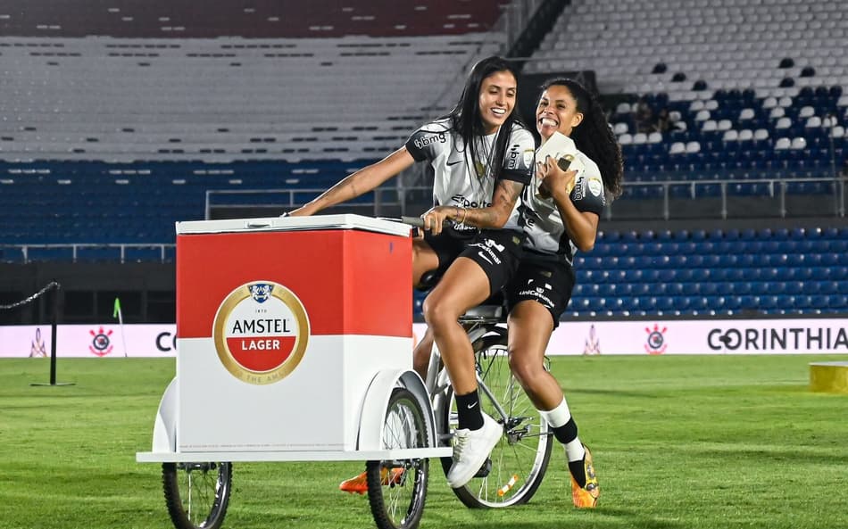 Jogadoras do Corinthians no carrinho da Amstell, patrocinadora da Libertadores Feminina (Foto: Staff Images Woman/Conmebol)