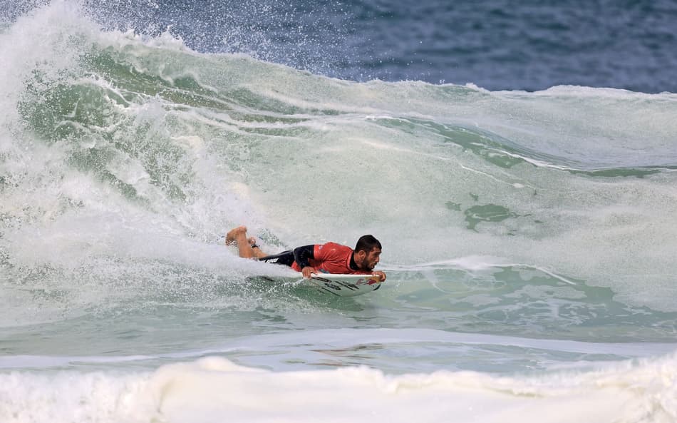 Lucas Chumbo em ação no Itacoatiara Pro (Foto: Tony D'Andrea)
