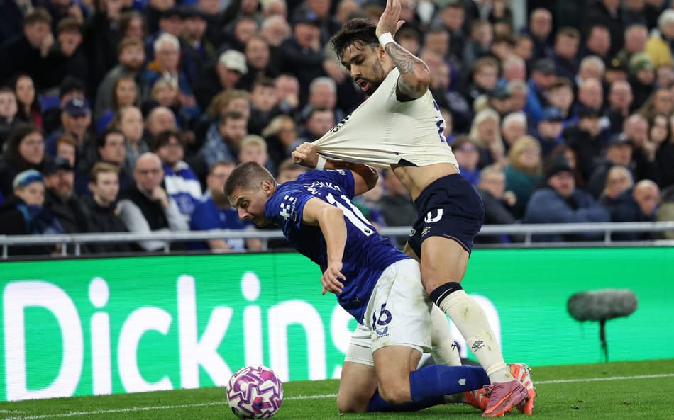 Lucas Paquetá em ação pelo West Ham, na Premier League (Foto: Darren Staples / AFP)