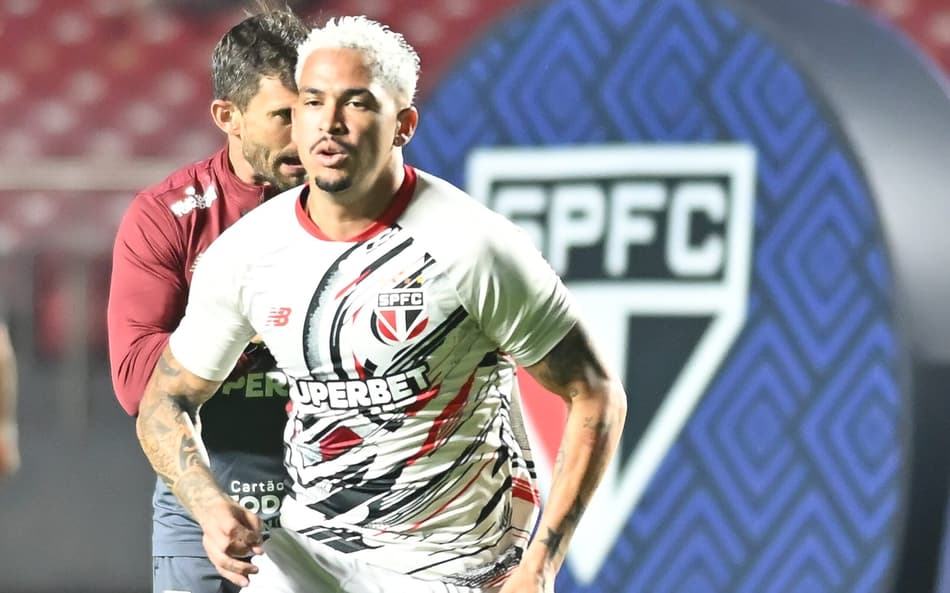 Luciano no aquecimento para o jogo do São Paulo contra o Ceará