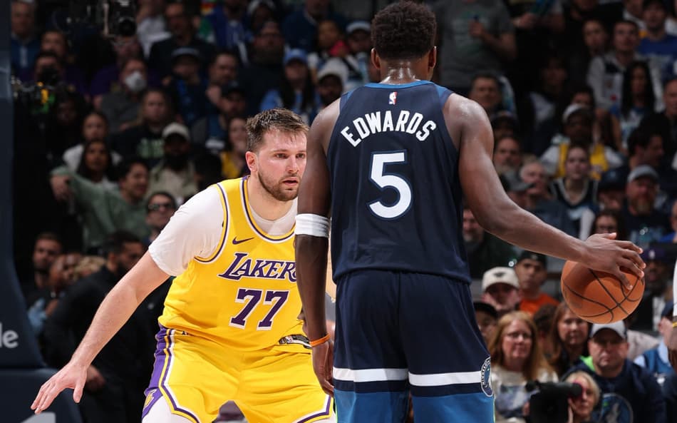 Luka Doncic, do Los Angeles Lakers, em defesa contra o Anthony Edwards, do Minnesota Timberwolves, nos playoffs da NBA (Foto: David Sherman/NBAE via Getty Images/AFP)