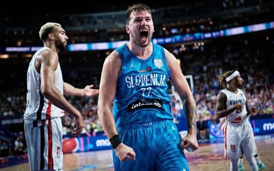 Luka Doncic comemorando em jogo da Eslovênia no EuroBasket (Foto: Reprodução/Fiba)