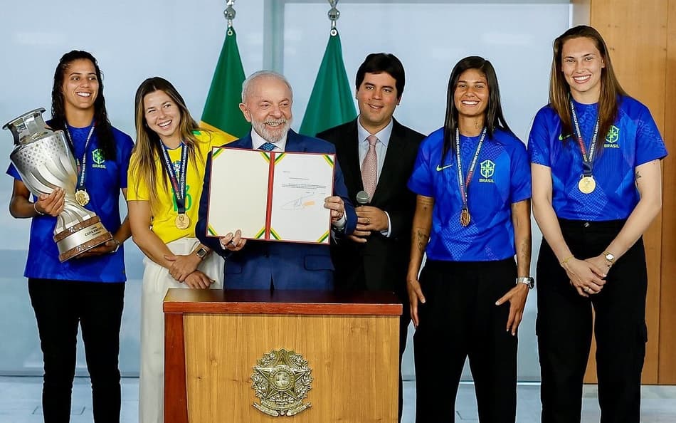 Presidente da República, Luiz Inácio Lula da Silva, durante encontro com atletas da Seleção Brasileira de Futebol Feminino, campeãs da Copa América Feminina 2025. Palácio do Planalto, Brasília - DF. (Foto: Ricardo Stuckert / PR)