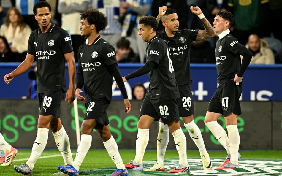 Com gol de Savinho, o Manchester City bateu o Huddersfield Town e avançou na Copa da Liga Inglesa (Foto: Oli SCARFF / AFP)
