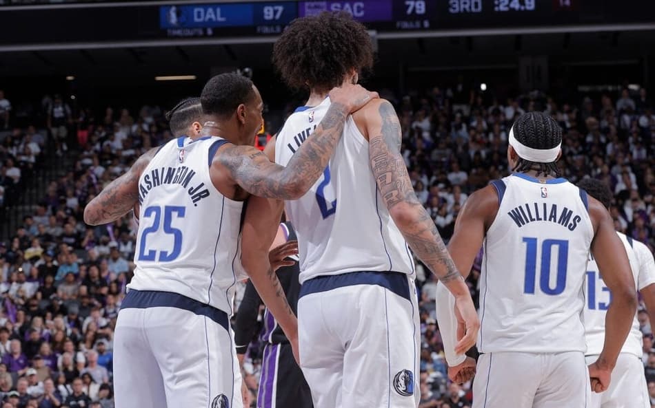 PJ Washington, Dereck Lively II e Brandon Williams em jogo entre Mavericks e Kings na NBA (Foto: Rocky Widner/NBAE via Getty Images/AFP)