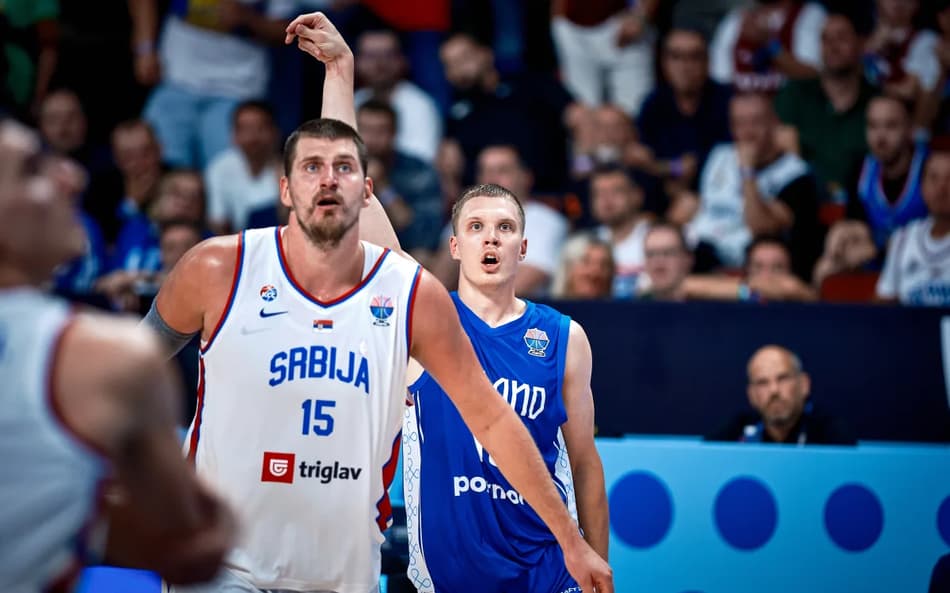 Nikola Jokic, da Sérvia, em jogo contra a Finlândia na EuroBasket (Foto: Fiba)