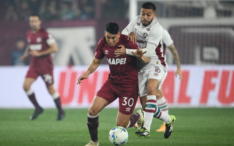 Nonato em ação no jogo do Fluminense contra o Lanús pelas quartas de final da Sul-Americana