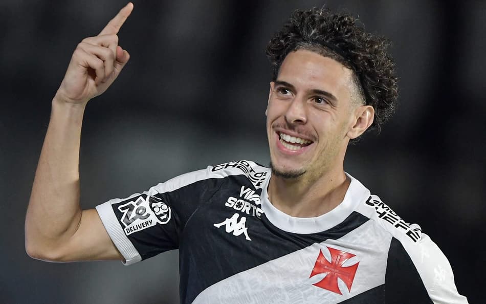 Nuno Moreira comemora seu gol no jogo do Vasco contra o Fortaleza