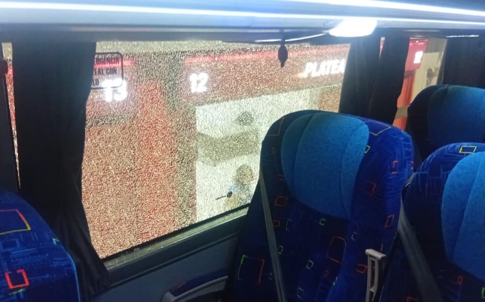 ônibus Flamengo apedrejado