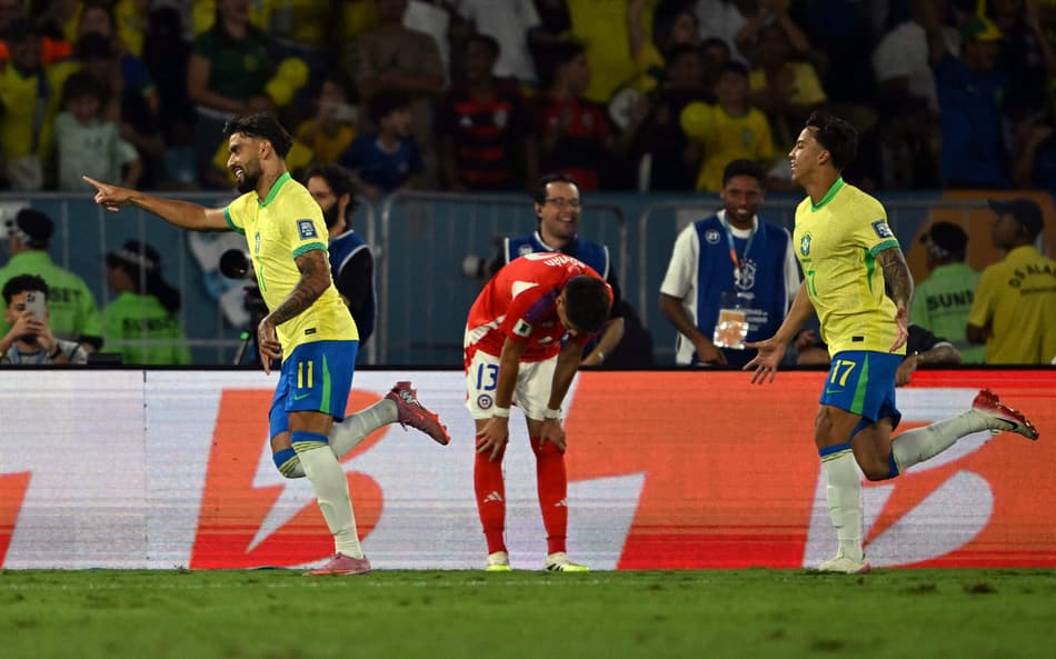 Lucas Paquetá comemora gol para o Brasil diante do Chile