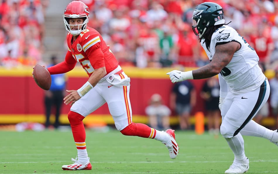 Patrick Mahomes em ação em jogo entre Kansas City Chiefs e Philadelphia Eagles na NFL (Foto: David Eulitt/Getty Images/AFP)