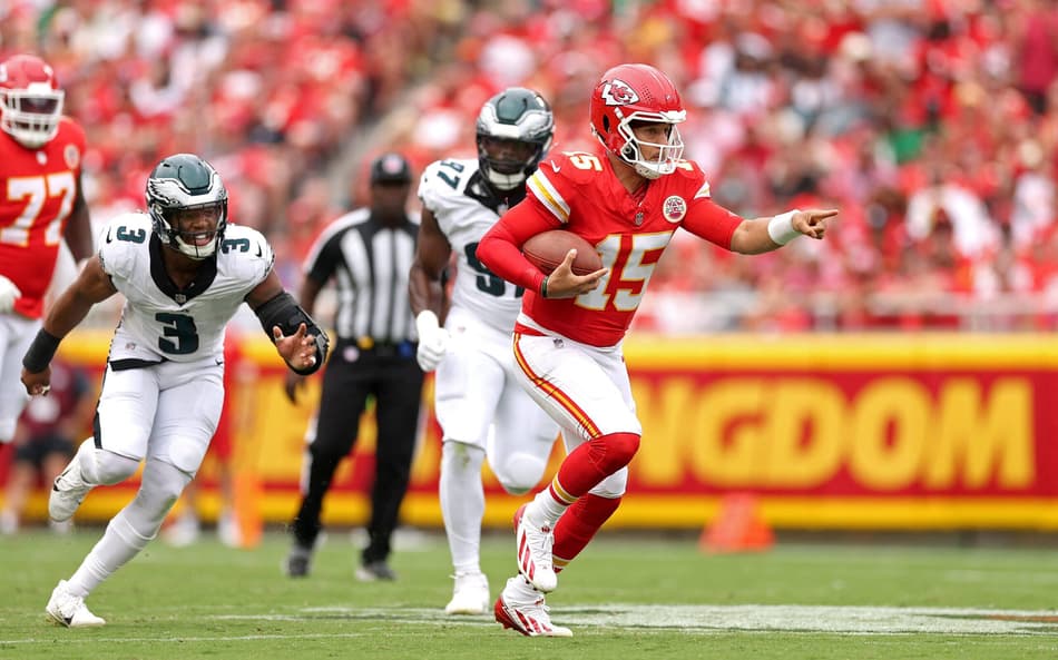 Patrick Mahomes em ação em jogo entre Kansas City Chiefs e Philadelphia Eagles na NFL (Foto: Jamie Squire/Getty Images/AFP)