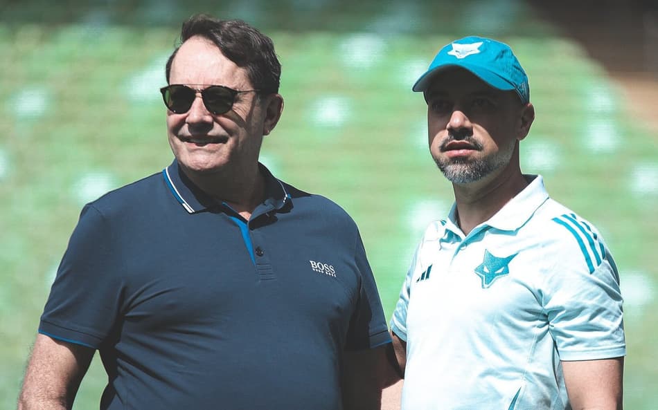 Pedrinho ao lado de Jonas Urias, técnico do Cruzeiro, em jogo do Brasileirão Feminino. (Foto: Gustavo Martins/ Cruzeiro)
