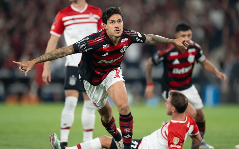 Pedro comemora gol no jogo do Flamengo contra o Estudiantes pela Libertadores