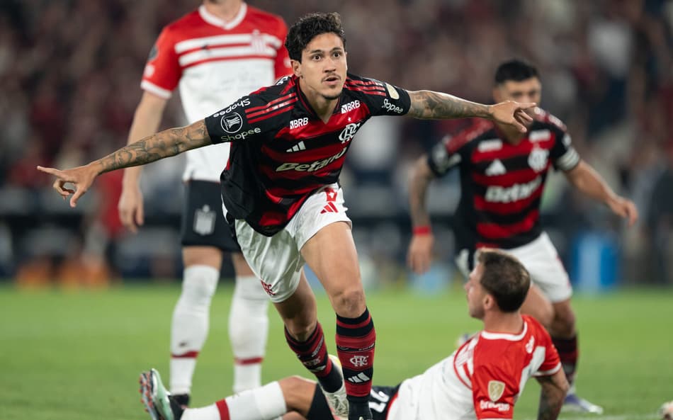 Pedro comemora gol no jogo do Flamengo contra o Estudiantes pela Libertadores