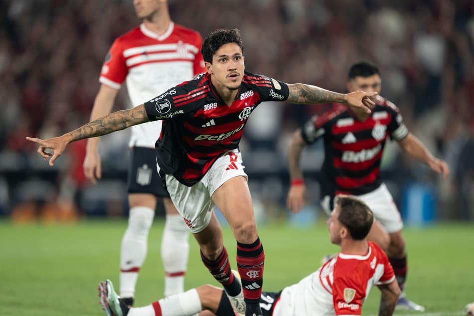 Pedro comemora gol no jogo do Flamengo contra o Estudiantes pela Libertadores