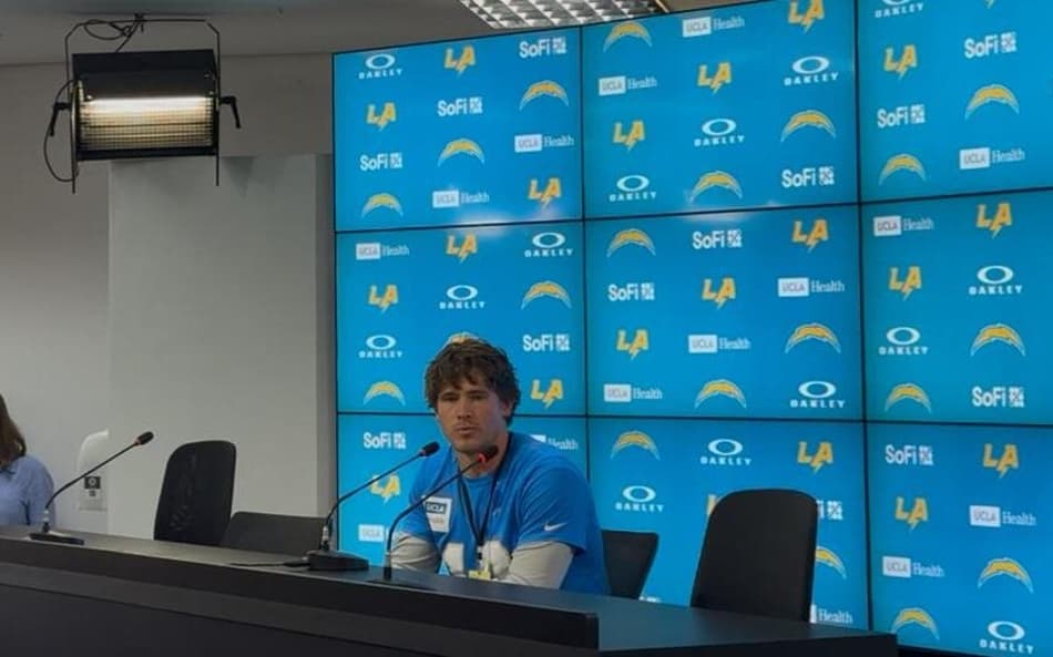 Justin Herbert, do Los Angeles Chargers, durante entrevista coletiva em São Paulo
