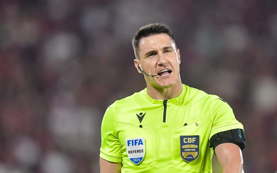 Rafael Klein foi o árbitro de Flamengo x Vasco no Maracanã (Foto: Thiago Ribeiro/AGIF)