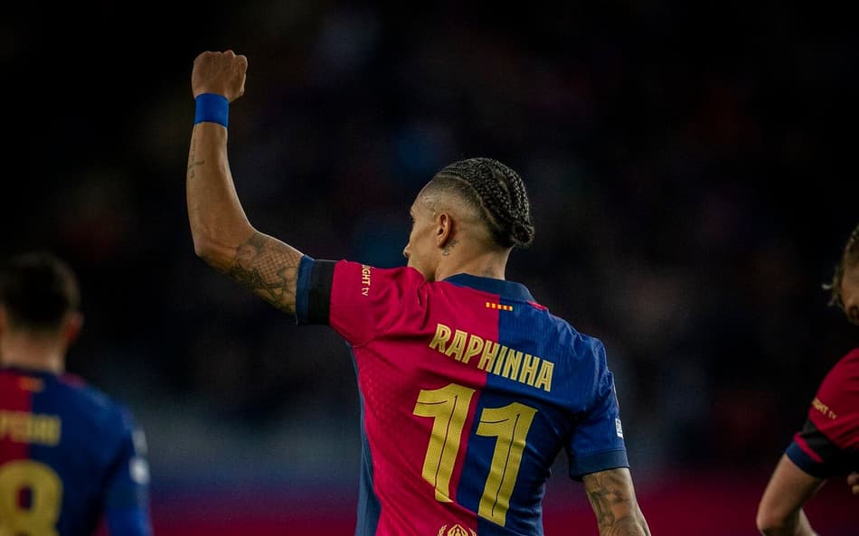 Raphinha celebra um de seus gols pelo Barcelona na Champions