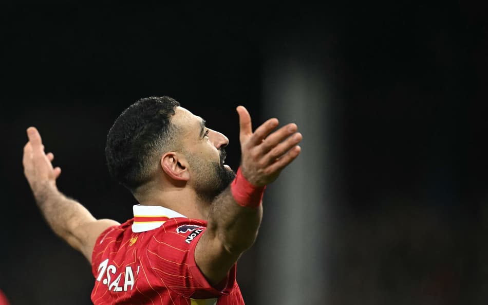 Mohamed Salah, do Liverpool, comemora gol no clássico contra o Everton (Foto: Paul Ellis/AFP)