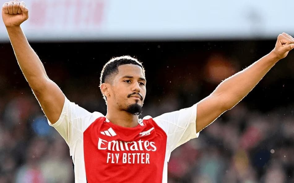 Saliba em partida pelo Arsenal