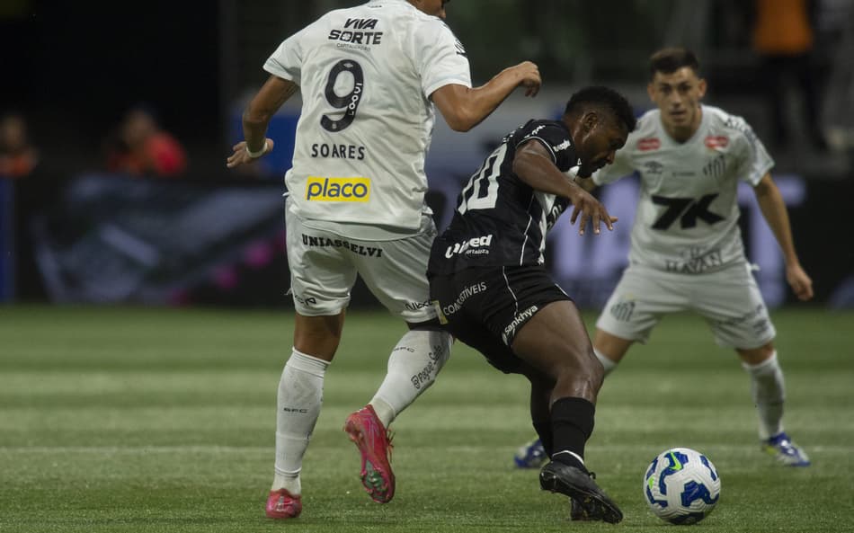 Tiquinho Soares, do Santos, disputa lance com Fabiano Souza, do Ceará, durante partida no Allianz Parque pelo Brasileirão 2025