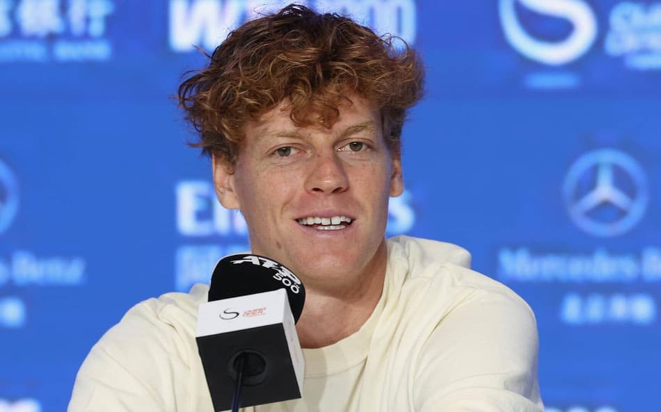 Jannik Sinner em coletiva em Pequim (Foto: ATP/Getty Image)
