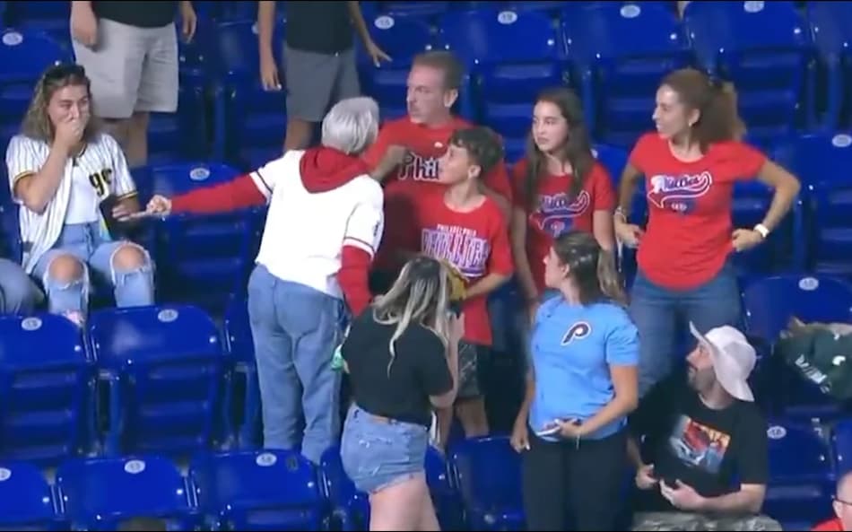 Discussão entre torcedores durante Philadelphia Phillies x Miami Marlins (Foto: Reprodução/X)
