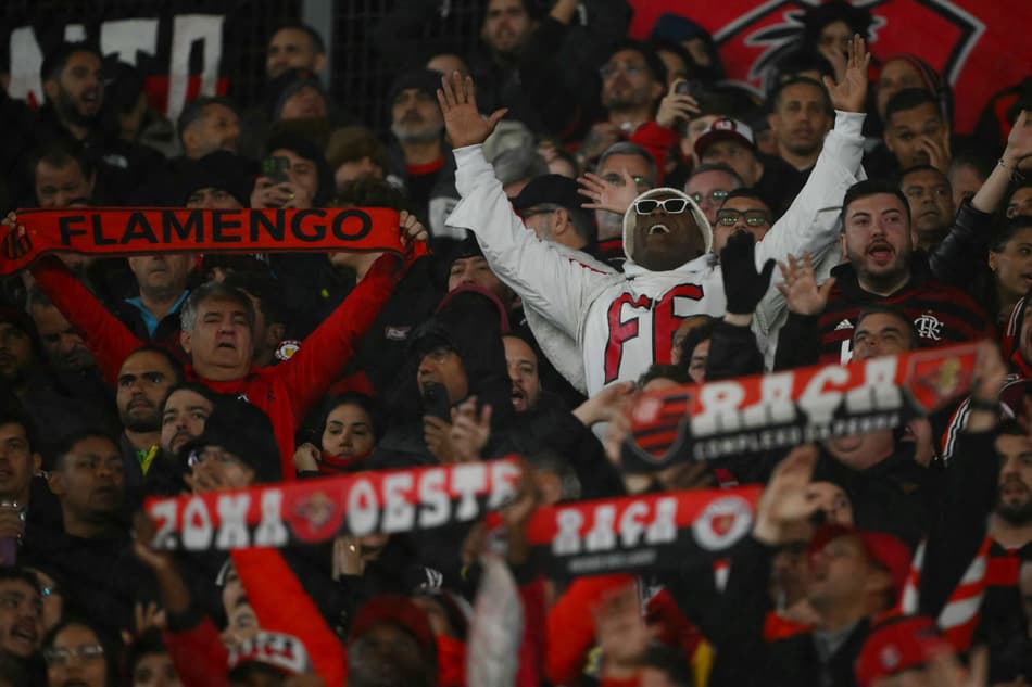 Torcida do Flamengo no jogo contra o Estudiantes (Foto: Luis ROBAYO / AFP))