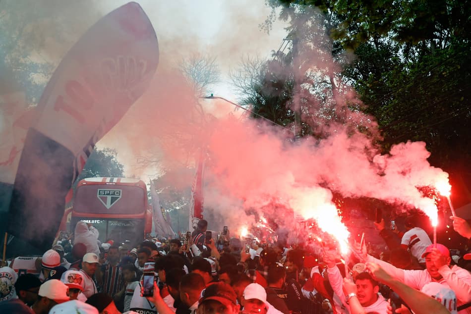 Torcida do São Paulo faz a festa antes do jogo contra a LDU no Morumbis pela Libertadores