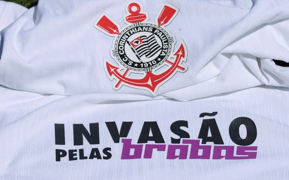 Camisa do Corinthians estampa frase "invasão pelas Brabas". (Foto: Corinthians/Divulgação)