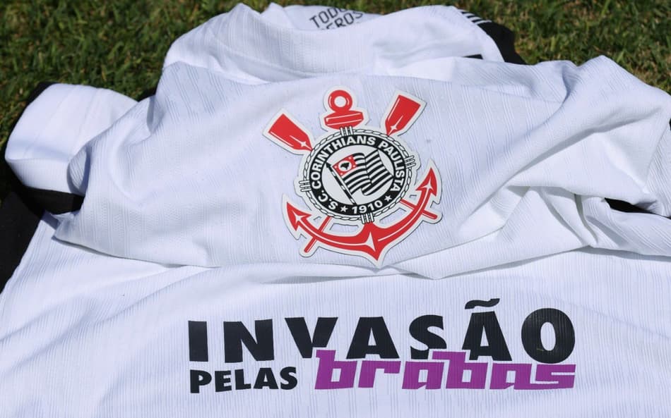 Camisa do Corinthians estampa frase "invasão pelas Brabas". (Foto: Corinthians/Divulgação)