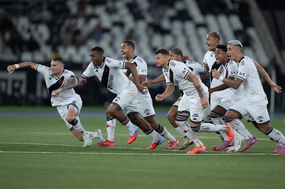 Jogadores do Vasco comemoram vitória por pênaltis contra o Botafogo pela Copa do Brasil