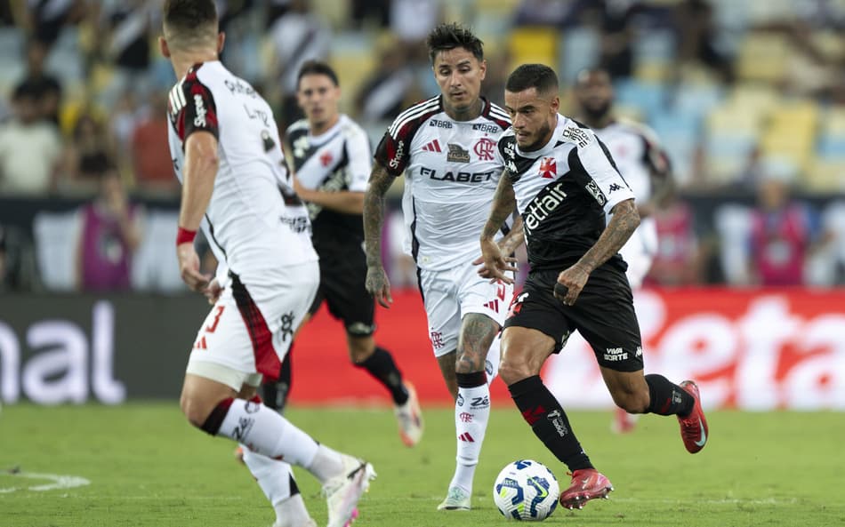 Coutinho e Pulgar em ação no jogo entre Vasco e Flamengo no Maracanã pelo Brasileirão