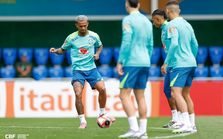 Wesley (esq.) durante treino da Seleção na Granja Comary
