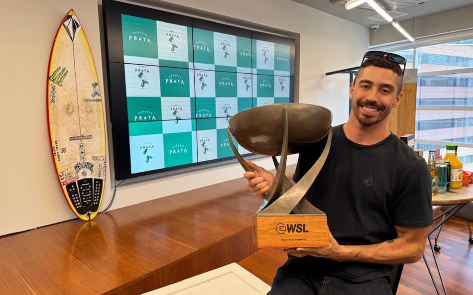 Yago Dora com o troféu da World Surf League