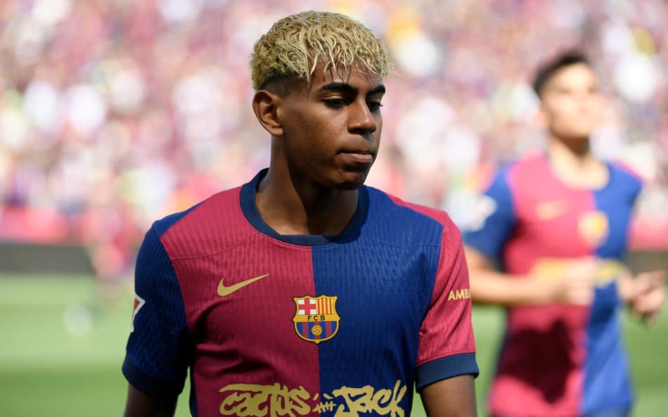 Lamine Yamal, comandado por Hansi Flick no Barcelona (Foto: Josep Lago / AFP)