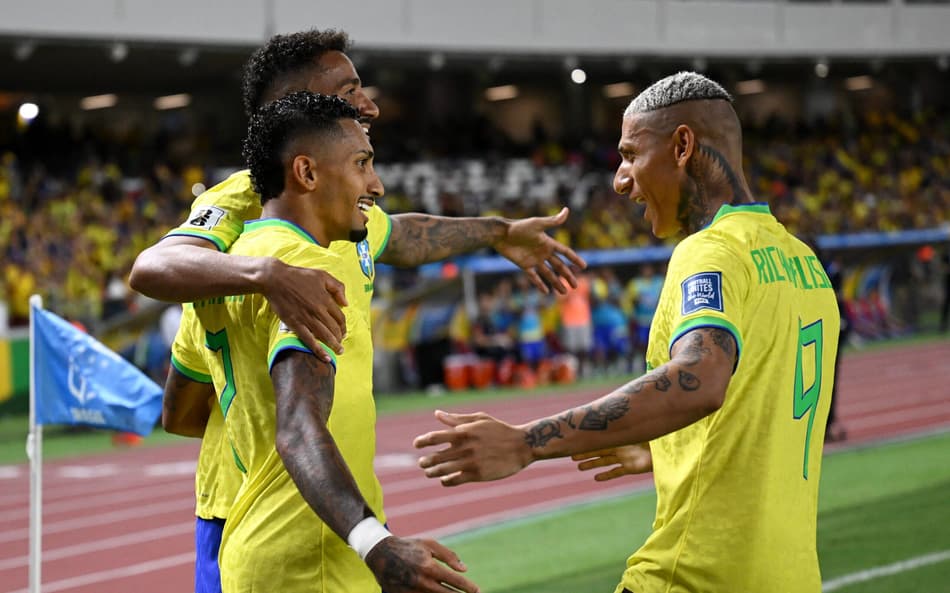 Richarlison chora mas também comemora um gosls da Seleção sobre a Bolívia