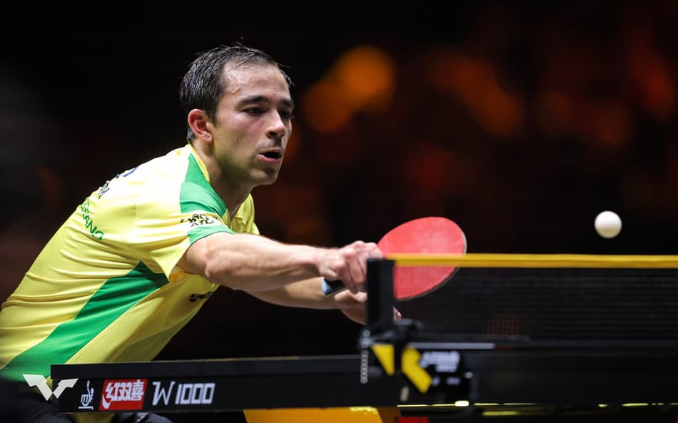 Hugo Calderano na vitória sobre o francês Simon Gauzy no China Smash (Foto: Divulgação/WTT)