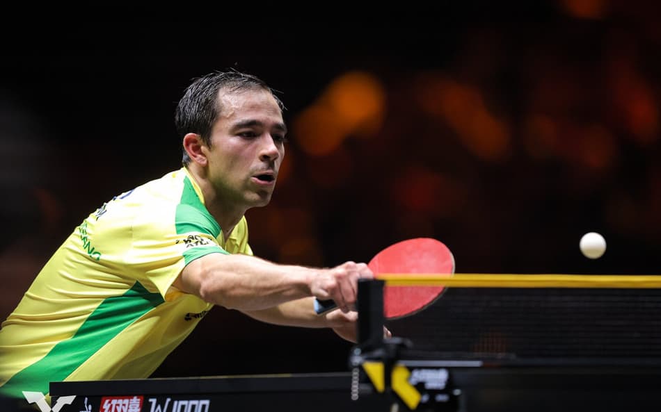 Hugo Calderano na vitória sobre o francês Simon Gauzy no China Smash (Foto: Divulgação/WTT)