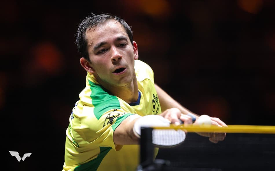 Hugo Calderano na vitória sobre o francês Simon Gauzy no China Smash (Foto: Divulgação/WTT)