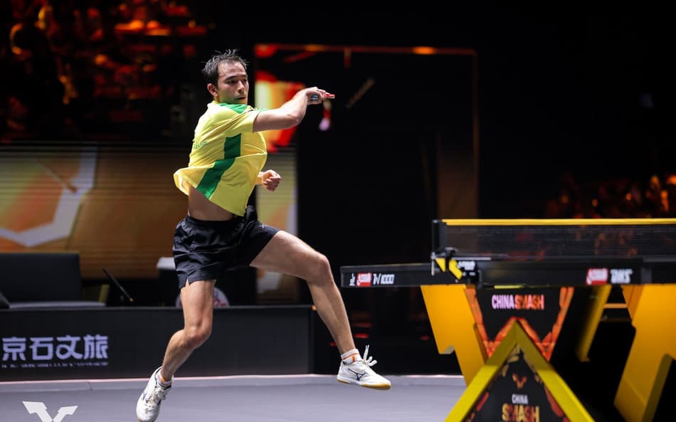 Hugo Calderano na vitória sobre o francês Simon Gauzy no China Smash (Foto: DIvulgação/WTT)